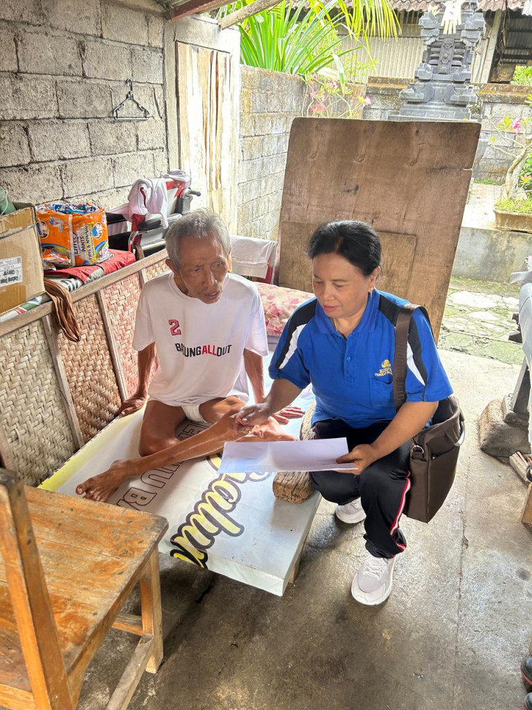 Penerimaan bantuan lansia bidreden banjar panca darma